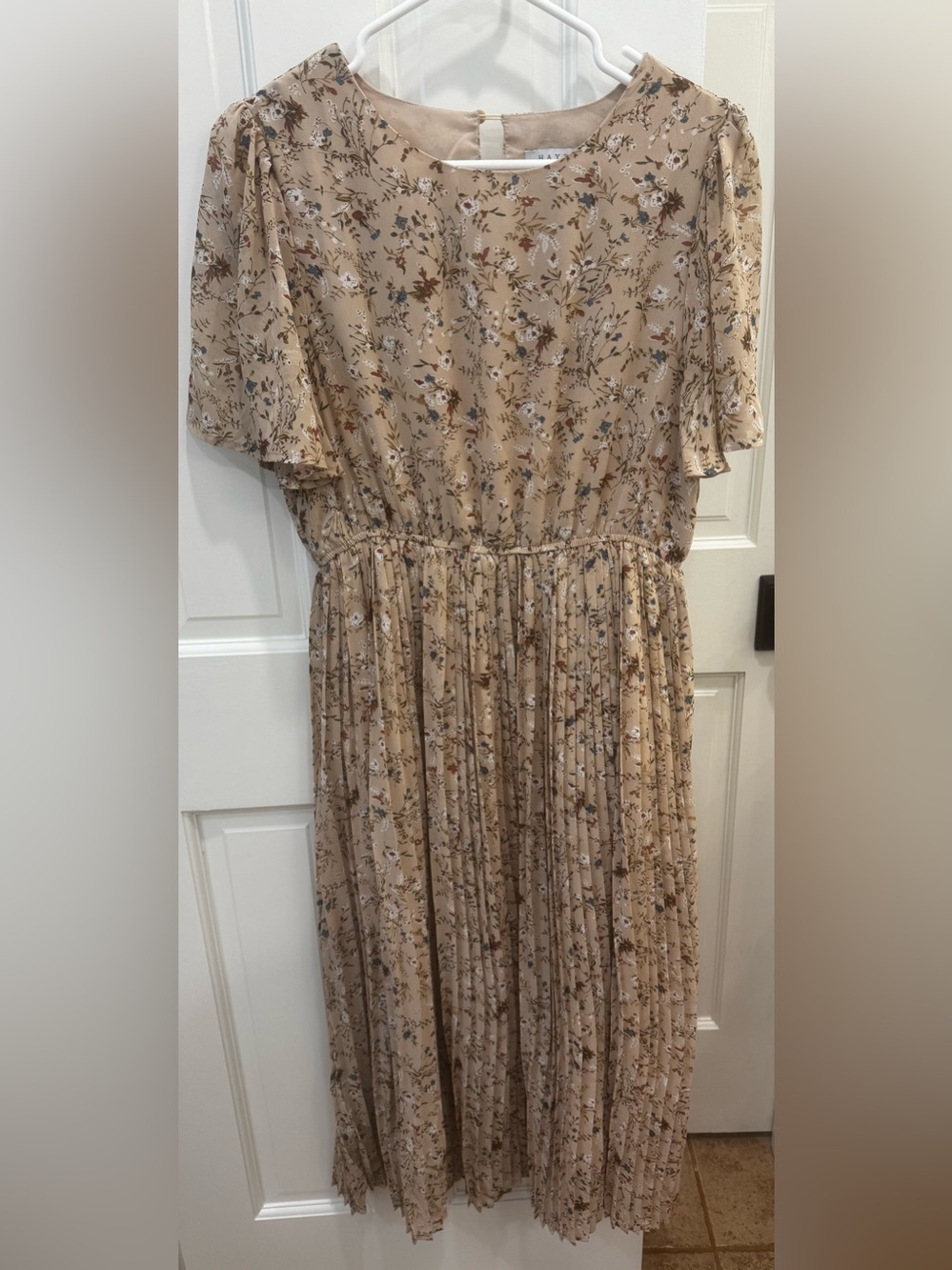 Hayden Los Angeles Tan Floral Pleated Midi Dress Flutter Sleeve Womens Size M